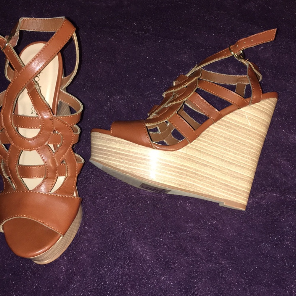 Brown corked wedges